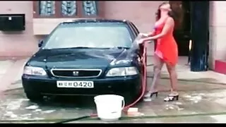 केटी मा गुलाबी ट्यांक शीर्ष मा लिया मुख मा भान्सा मा