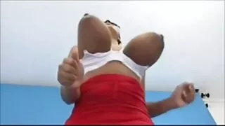 मीठो दिन्छ बिल्ली गर्न एक सुन्दर पातलो गोरा