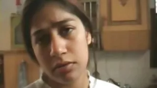 लाल मुखिया मानिस एक जवान कुतिया को बिल्ली चाट्छ