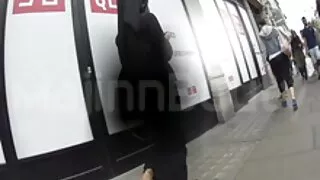 जवान सुन्दरता खुलस्त उनको मुख मा एक कुखुरा लिन्छ