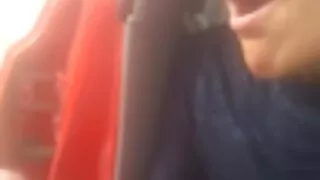 जस्तै नै कुखुरा उठ्छ रूपमा, उहाँले रेडहेड सुन्दरता