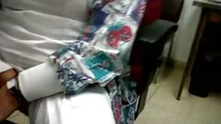 ढीढो केटा वर्ग मा डेस्क मा सहपाठी सही गडबड