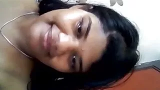 पोकर प्रेमीहरूले क्यासिनो मा एक सुन्दर गोरा बकवास
