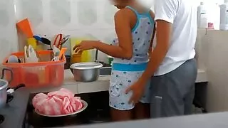 गोरा केटी उनको मुख मा एक मान्छे टक्कर लिए
