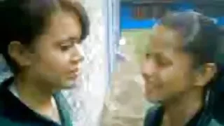 महिला महिला पुरूष