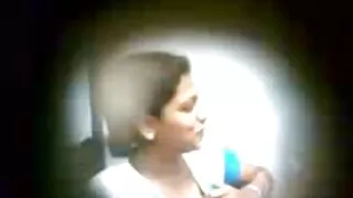 स्पोर्टी प्रेमी छत मा एक केटी को बिल्ली गरे