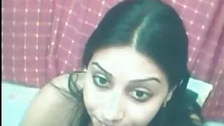 सेतो कपाल गुड़िया लिन्छ एक सींग कुखुरा मा उनको मुख