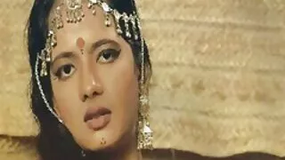 आकर्षक आफूलाई दिन्छ एक कुखुरा मा एक राम्रो योनी
