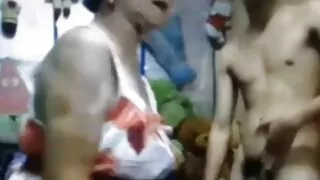गोरा केटी खुशी संग एक ठूलो कुखुरा को टाउको चाट्छ