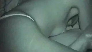सुन्दर जवान महिला दुई द्वारा एक मान्छे विभाजित