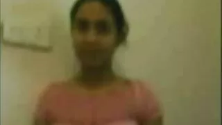 बाउंसी लिंग बच्चा सोफा मा मुख मा लिया
