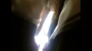 एक मजाक लागि फैलँदै, एक मानिस आक्रामक एक केटी प्रवेश