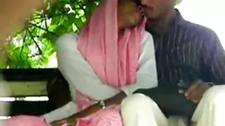 आफ्नो मित्र गरेको प्रेमिका को अगाडि राम्रो बकवास